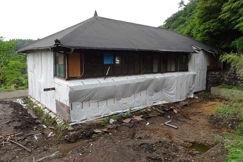 本館の裏手へ。土砂が流れ込んだ場所を避けるように、奥の方へと建築した設計が土砂災害を予想していたのではないかと話す