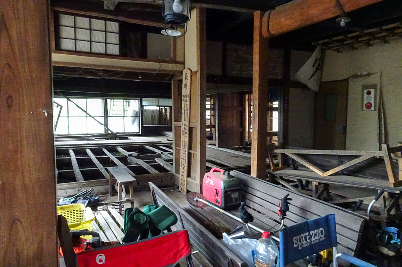 本館の中へも土砂が流れ込んだ。3日間で約1000名のボランティアが協力し、泥出しをしたという
