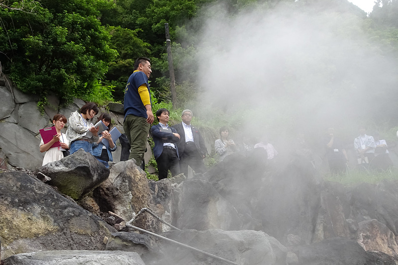 河津社長の希望となっている「すずめの湯」。石垣の間から温泉が湧き出ている。写真右上の手前にある湯船が温度の高いお湯、奥がほどよい温度のお湯になっている