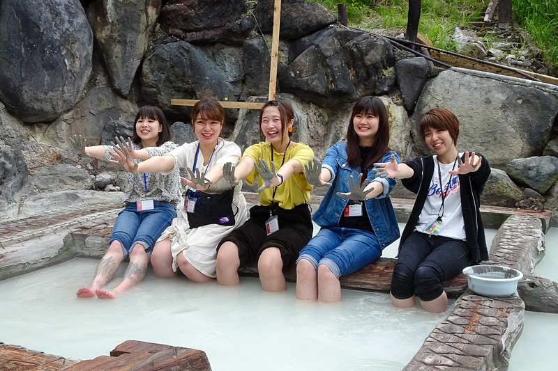 河津社長の希望となっている「すずめの湯」。石垣の間から温泉が湧き出ている。写真右上の手前にある湯船が温度の高いお湯、奥がほどよい温度のお湯になっている