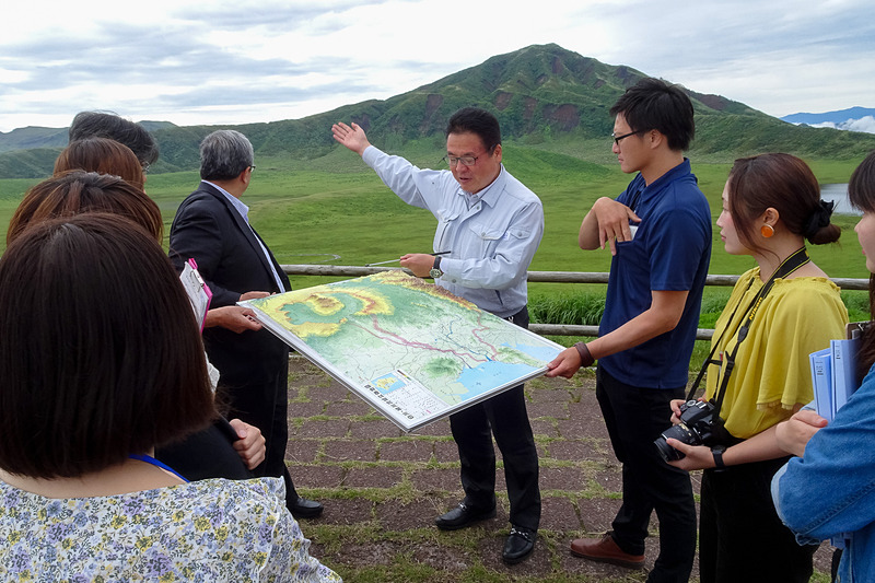 国交省 立野ダム工事事務所の鵜木所長が立体地図を使って、ここから見える山々を説明