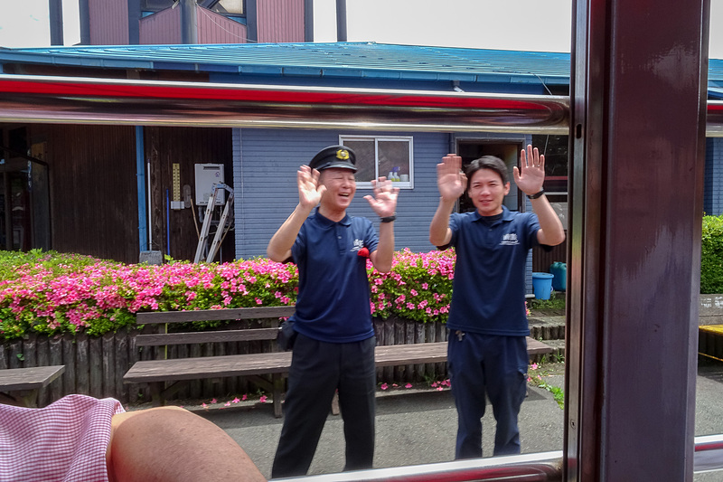出発時には駅員さんがお見送り