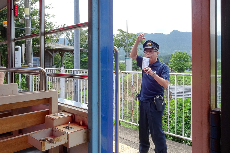 途中の停車駅もそれぞれに個性。短い時間だが地元の人との触れ合いも楽しめる