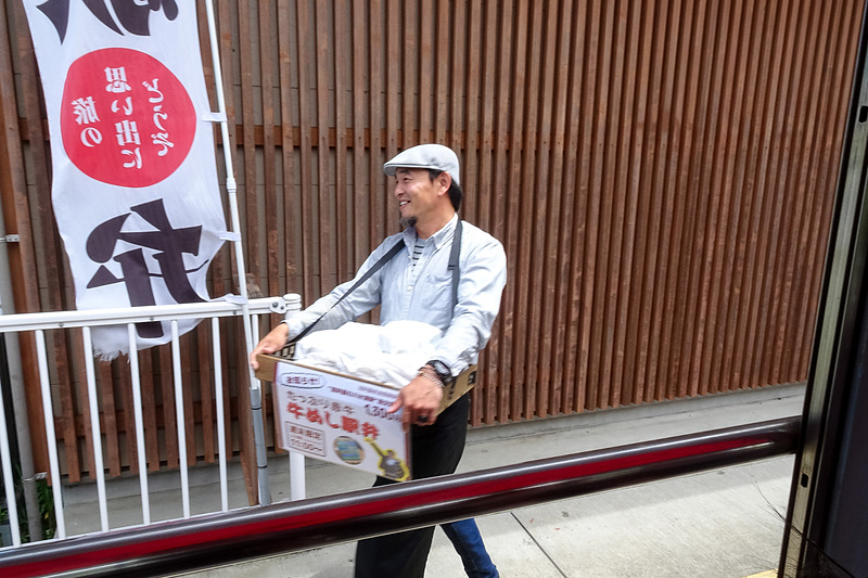 途中の停車駅もそれぞれに個性。短い時間だが地元の人との触れ合いも楽しめる
