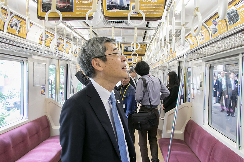 車内では当時のきっぷや時刻表などを展示。京浜急行電鉄株式会社 取締役社長の原田一之氏も参加者に交じり展示物を楽しんでいた