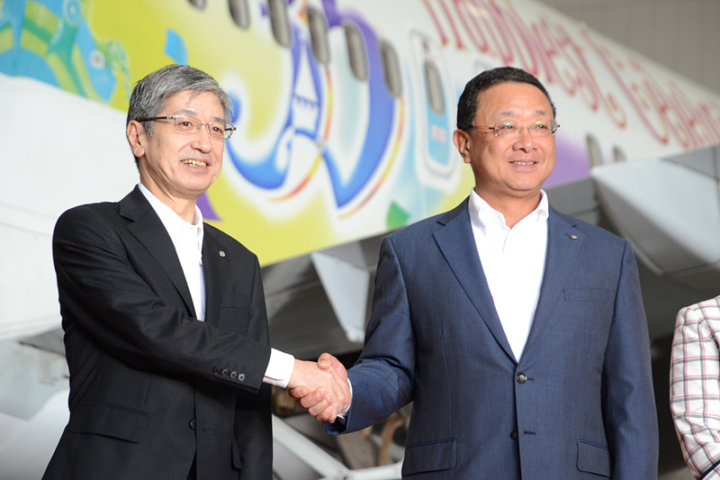 握手を交わす赤坂氏（左）と上西氏