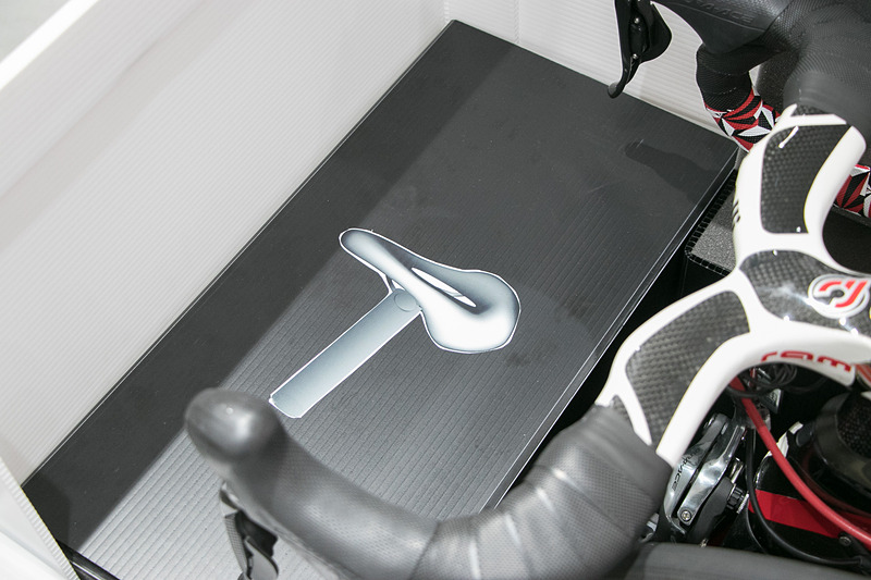 SBCONには一般的な形状・サイズのロードバイクとクロスバイクが、前輪を外すだけで収納可能。175cm前後の体格の人が乗る自転車であれば、サドルを付けたままでも収納できるが、別途サドル、シューズ、ヘルメットなどの収納スペースも設けられている