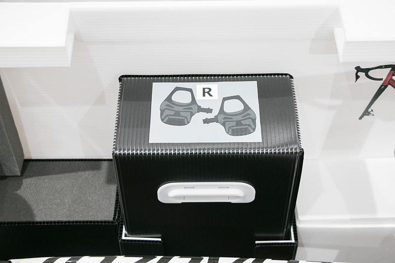 SBCONには一般的な形状・サイズのロードバイクとクロスバイクが、前輪を外すだけで収納可能。175cm前後の体格の人が乗る自転車であれば、サドルを付けたままでも収納できるが、別途サドル、シューズ、ヘルメットなどの収納スペースも設けられている