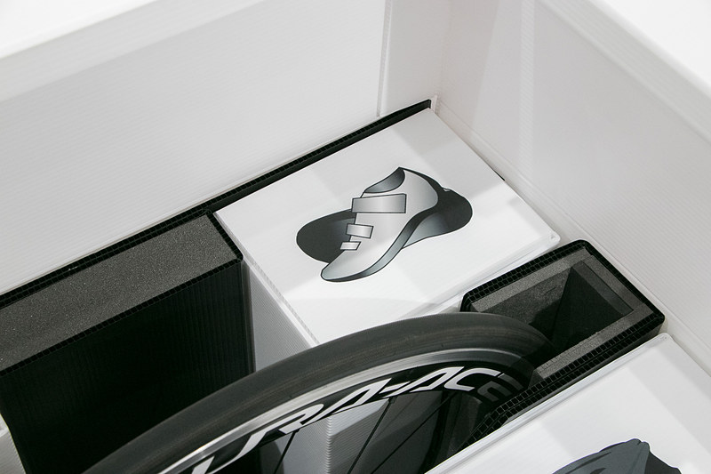 SBCONには一般的な形状・サイズのロードバイクとクロスバイクが、前輪を外すだけで収納可能。175cm前後の体格の人が乗る自転車であれば、サドルを付けたままでも収納できるが、別途サドル、シューズ、ヘルメットなどの収納スペースも設けられている