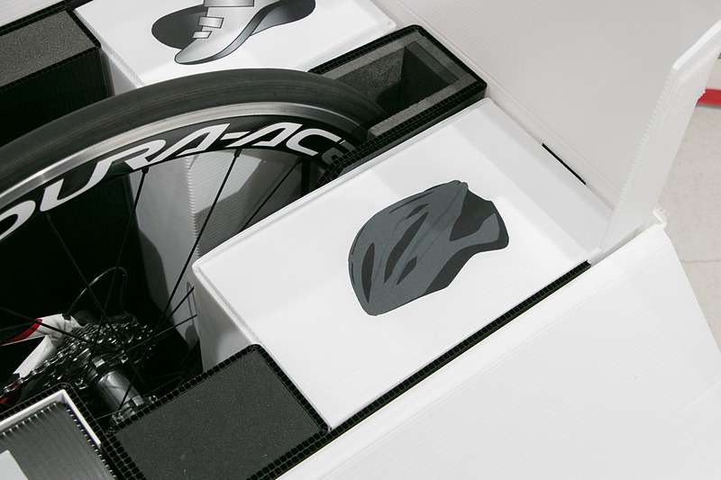 SBCONには一般的な形状・サイズのロードバイクとクロスバイクが、前輪を外すだけで収納可能。175cm前後の体格の人が乗る自転車であれば、サドルを付けたままでも収納できるが、別途サドル、シューズ、ヘルメットなどの収納スペースも設けられている