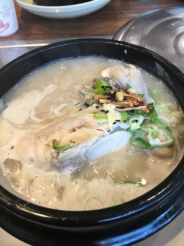 熱々の参鶏湯。朝鮮人参入りで滋養強壮にぴったり！