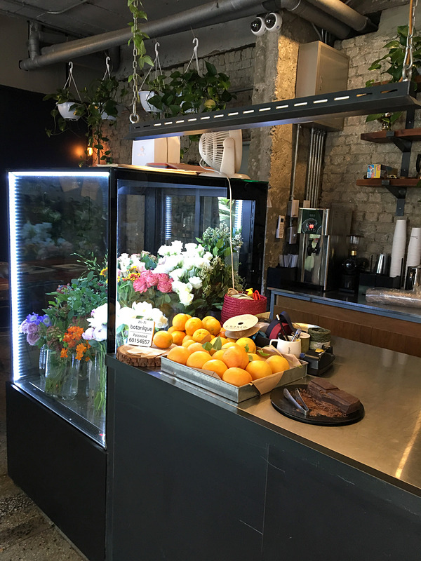 お花に囲まれてのティータイム