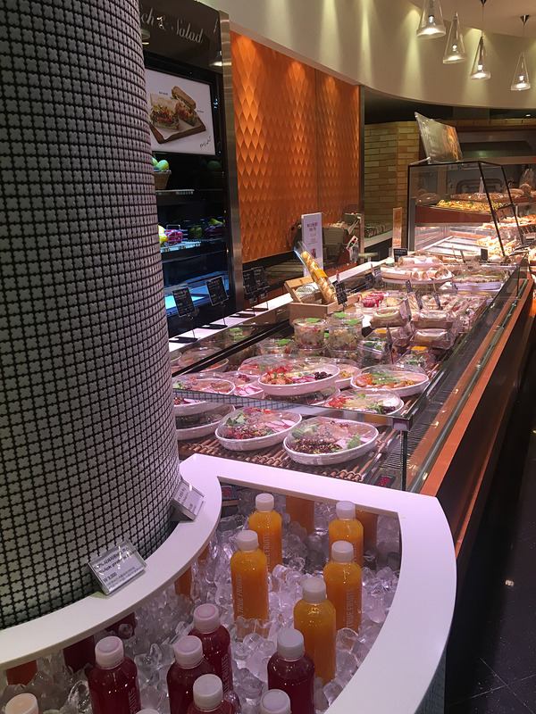 パン屋さんコーナーにはお惣菜も並んでいます