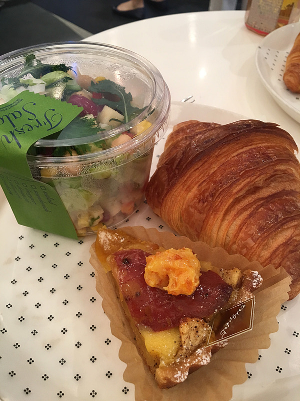 私の購入したビーンズサラダとクロワッサン、さつまいものタルト。クロワッサンはふわふわモチモチ！