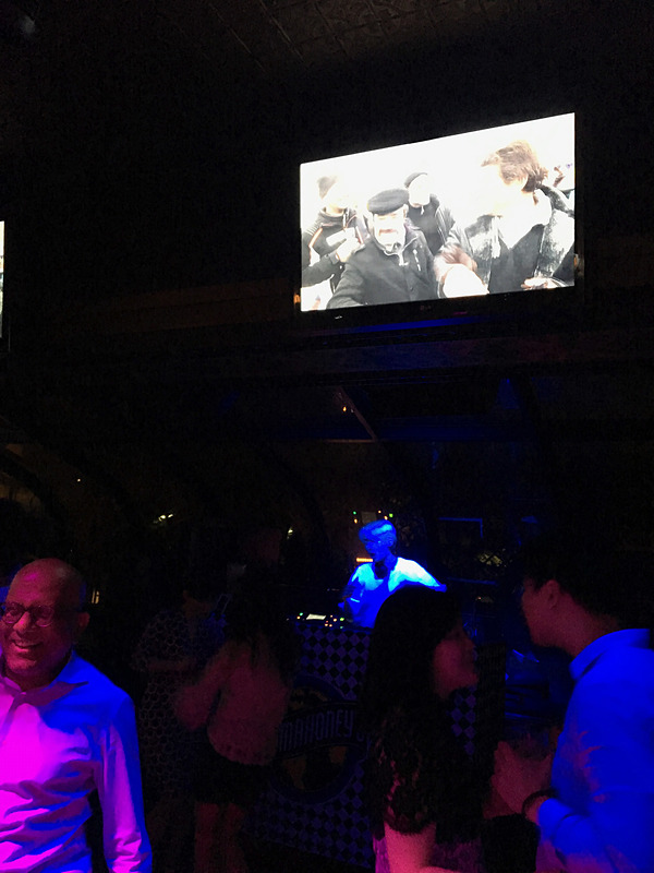 DJのいるダンスフロア