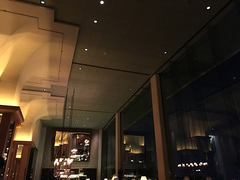 クールダウンということで、1階のラウンジへ。夜景がすごくきれい