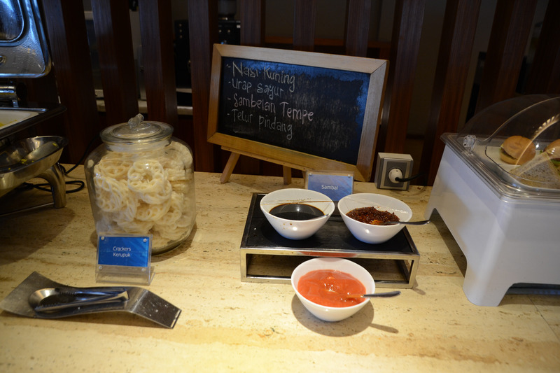 サンドイッチや、おかずとご飯が一緒に入った弁当のようなインドネシア料理「ナシジンゴ」（左上の写真）、フレッシュフルーツなどさまざまな種類の食事を用意している