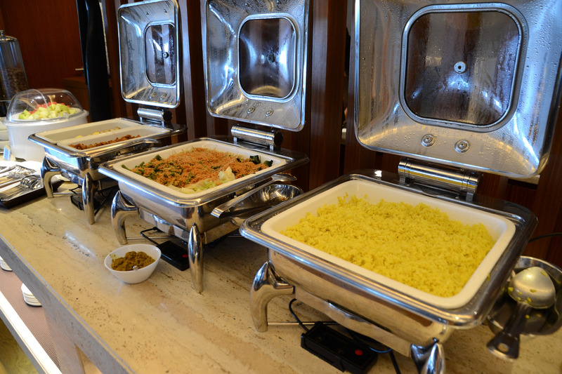 サンドイッチや、おかずとご飯が一緒に入った弁当のようなインドネシア料理「ナシジンゴ」（左上の写真）、フレッシュフルーツなどさまざまな種類の食事を用意している