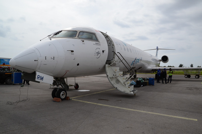 空港に到着したボンバルディア CRJ1000 NextGen型機。近くでみてもかっこいい。小さな預け入れ荷物はターンテーブルではなくシップサイドで直接受け取る