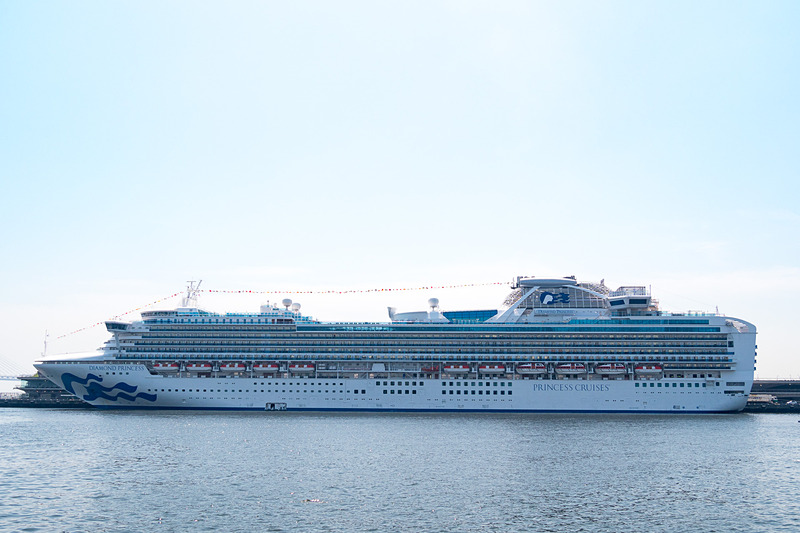 会見は横浜港大さん橋国際客船ターミナルに停泊するダイヤモンド・プリンセス船内で行なわれた