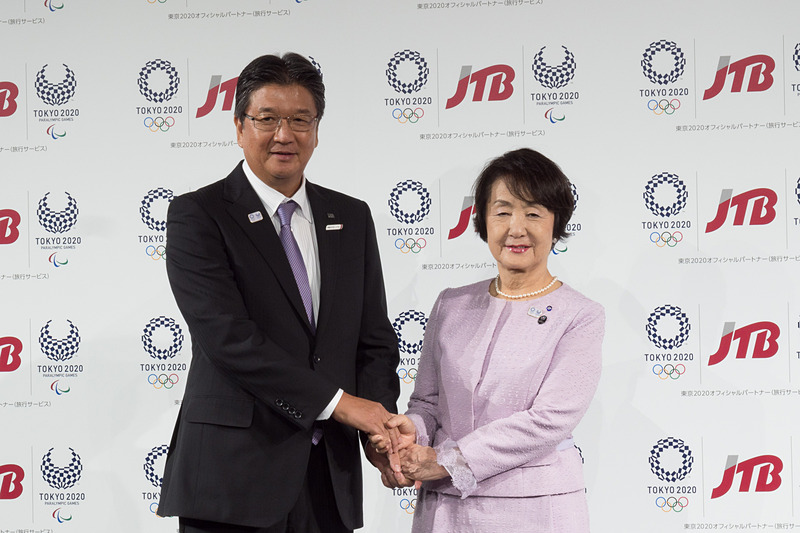 握手を交わす株式会社JTB 代表取締役社長 髙橋広行氏と横浜市長 林文子氏