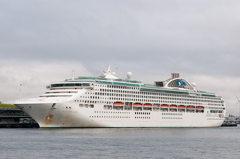 サン・プリンセス。現在はドックインして大幅な改装を実施している。写真は2011年10月22日の横浜寄港時に撮影したもの