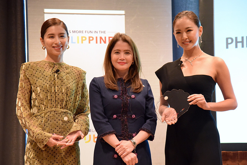 写真左からラブリさん、ベルナデット・ファティマ・ロムロ・プヤット大臣、西内ひろさん