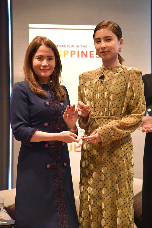 大臣からラブリさんにツーリズム・ファン・アンバサダーの盾を授与