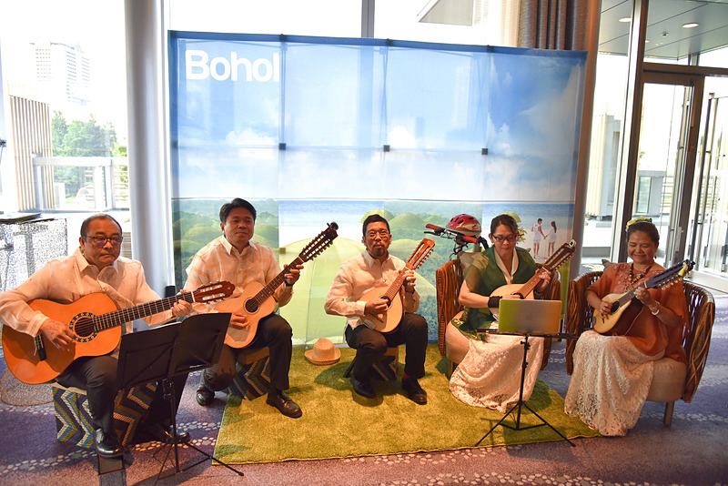 「フィリピン観光体験ゾーン」の入り口では楽団が民族音楽で迎えてくれた