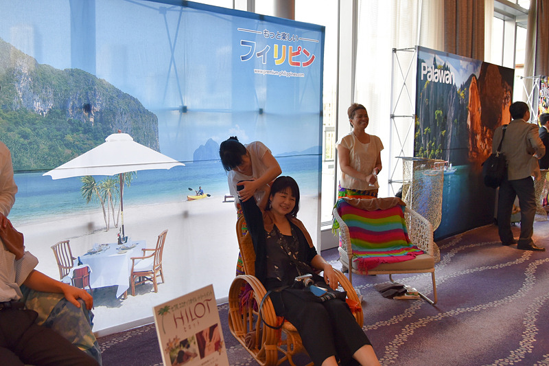 フィリピンヒロットの体験ブースでリラックス