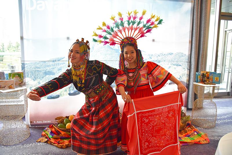 華やかな民族衣装でフィリピンについての質問に答えてくれたスタッフ