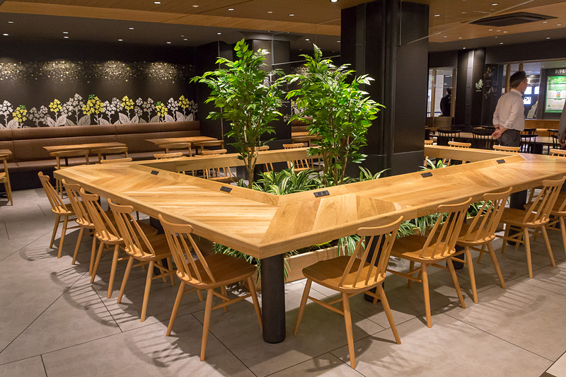 座席の一部にはコンセントが用意されている