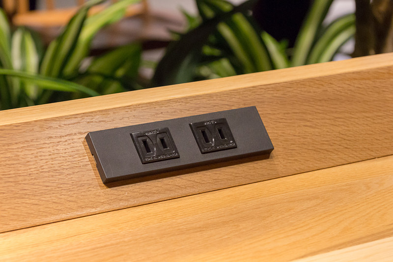 座席の一部にはコンセントが用意されている