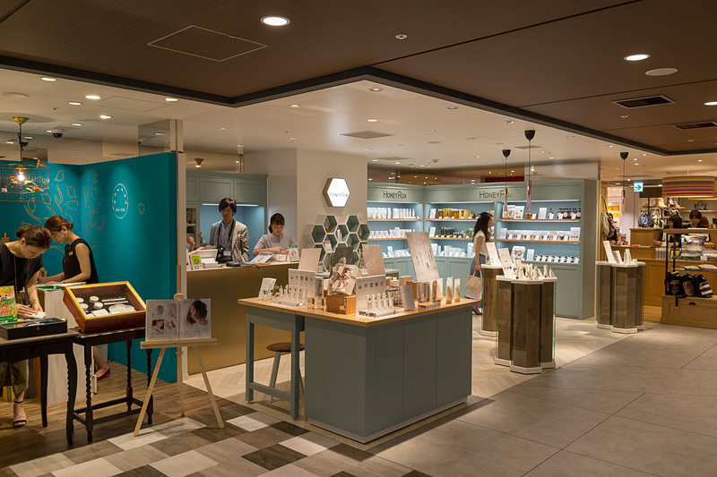 ファッション雑貨やコスメ、茶葉を専門に取り扱うショップなども入居している