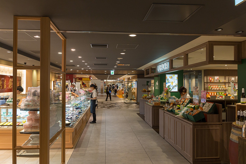 ファッション雑貨やコスメ、茶葉を専門に取り扱うショップなども入居している