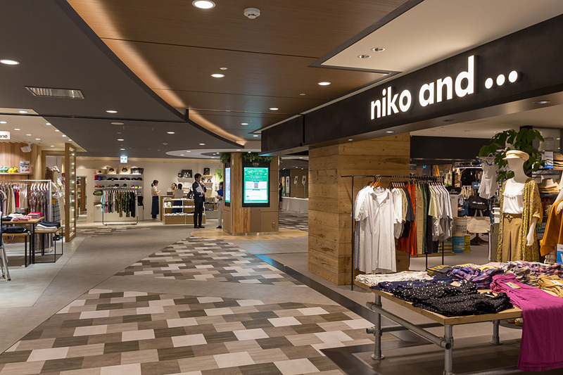 ストリート1の1階はファッション関連や生活雑貨のショップが数多く並ぶ