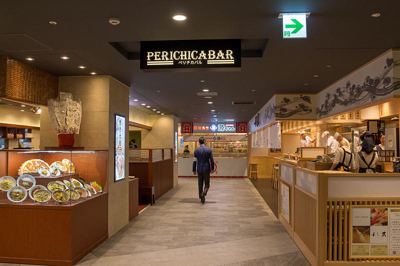 ペリチカバルは和洋中が揃ったバルエリアで、気軽に飲食ができる。営業時間も11時～23時までと夜遅くまでやっているのがうれしい