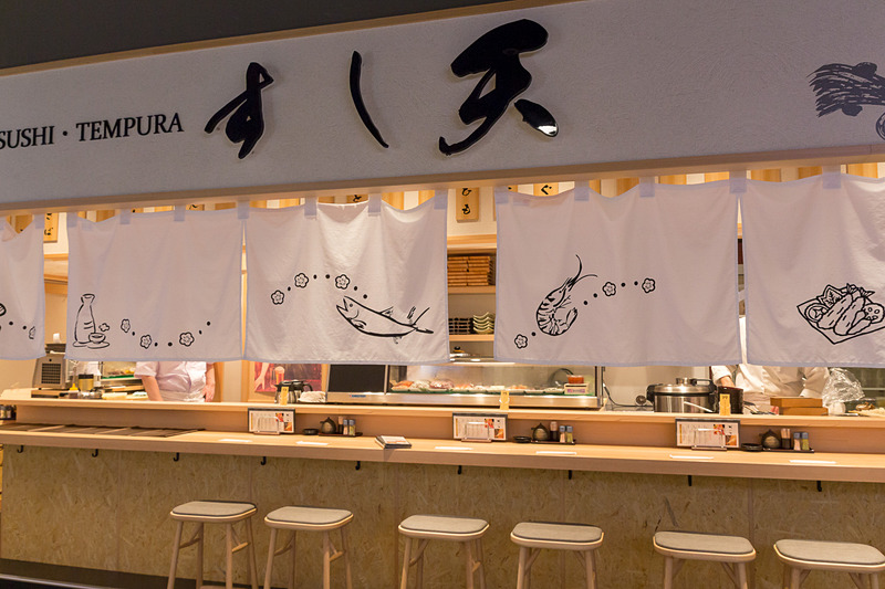 通路沿いにカウンター席を設けている店舗もあり、気軽に立ち寄れる雰囲気だ