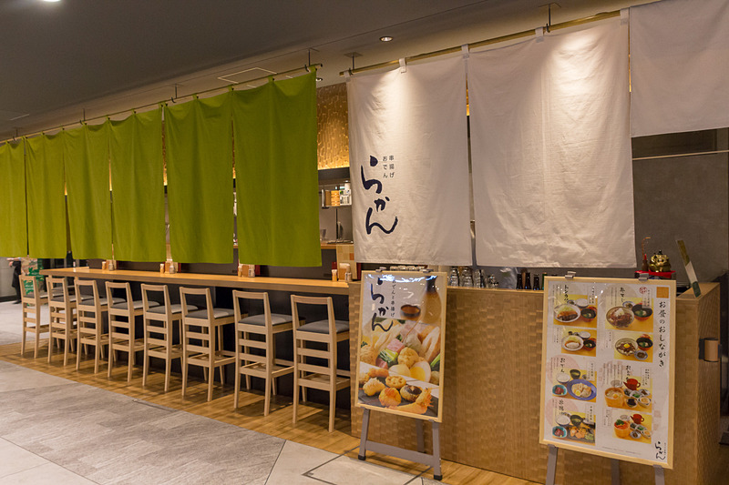 通路沿いにカウンター席を設けている店舗もあり、気軽に立ち寄れる雰囲気だ