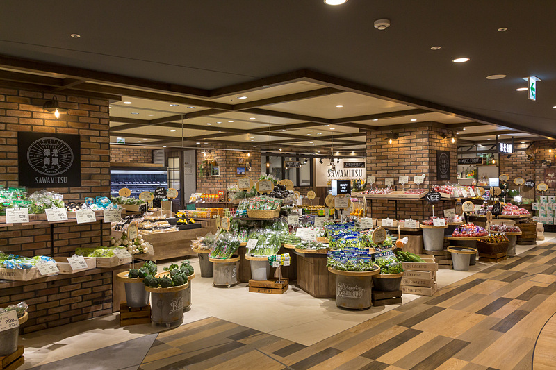 数多くの食料品店が並び、青果に精肉や鮮魚、総菜やお弁当、パンやスイーツなど、多くの商品がショーケースに並んでいる光景は見ているだけでも楽しい