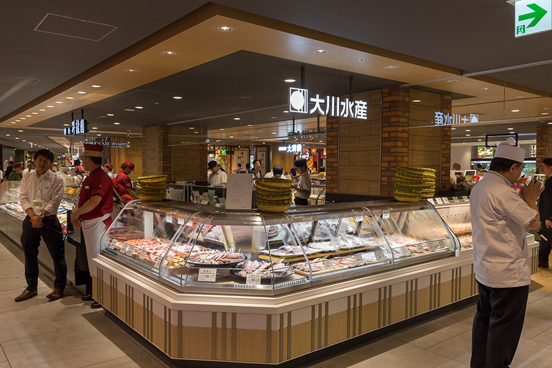 数多くの食料品店が並び、青果に精肉や鮮魚、総菜やお弁当、パンやスイーツなど、多くの商品がショーケースに並んでいる光景は見ているだけでも楽しい