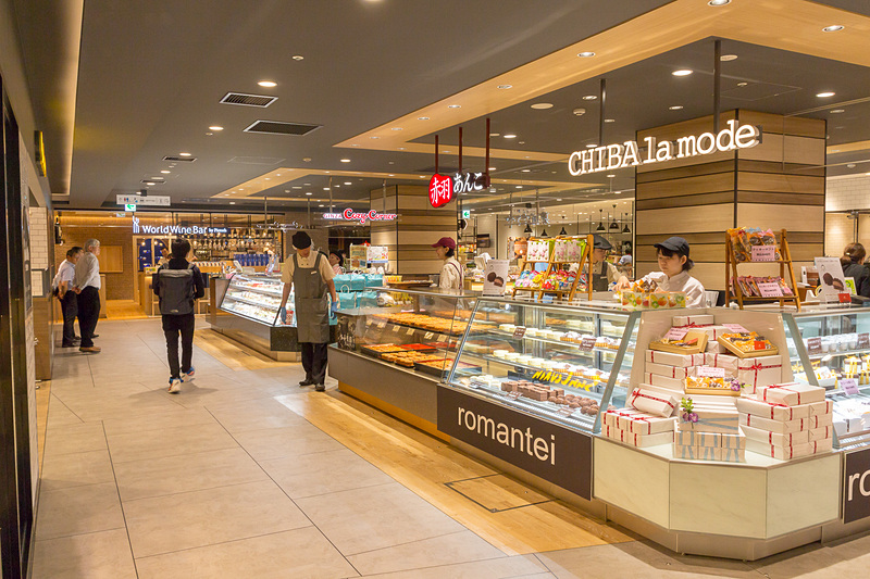 数多くの食料品店が並び、青果に精肉や鮮魚、総菜やお弁当、パンやスイーツなど、多くの商品がショーケースに並んでいる光景は見ているだけでも楽しい