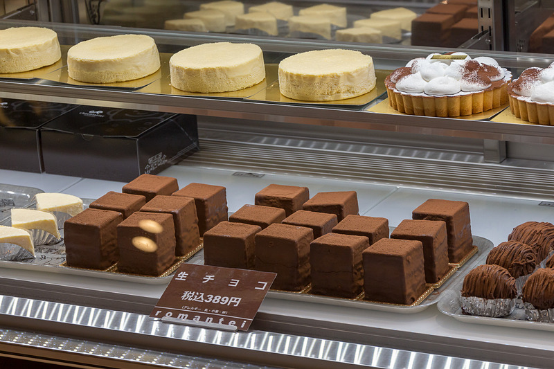 数多くの食料品店が並び、青果に精肉や鮮魚、総菜やお弁当、パンやスイーツなど、多くの商品がショーケースに並んでいる光景は見ているだけでも楽しい