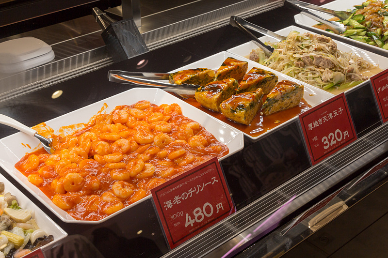 数多くの食料品店が並び、青果に精肉や鮮魚、総菜やお弁当、パンやスイーツなど、多くの商品がショーケースに並んでいる光景は見ているだけでも楽しい
