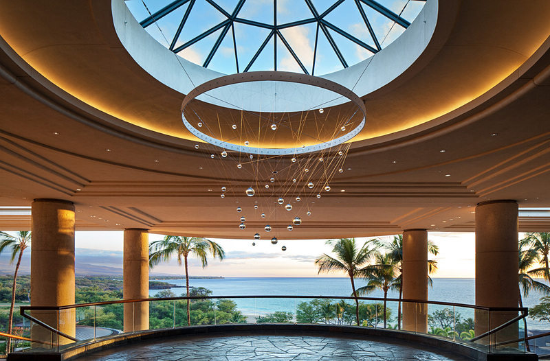 オープンエアで自然環境を取り入れたというロビー