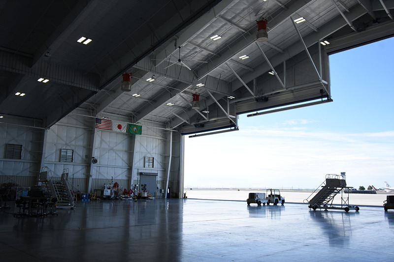 MFCのハンガーを内側から外に向かってみた様子。上の方に日の丸と星条旗、ワシントン州旗