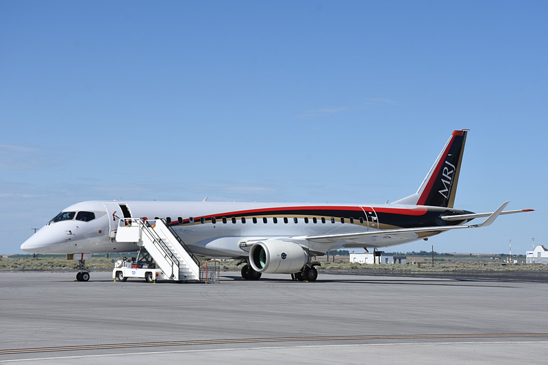 ハンガーのすぐ外には試験飛行を終えたばかりの1号機がいた