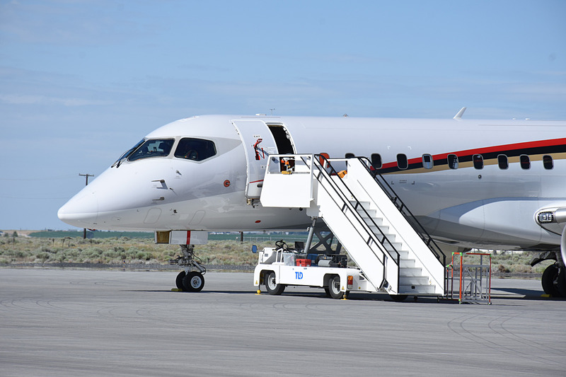 ハンガーのすぐ外には試験飛行を終えたばかりの1号機がいた