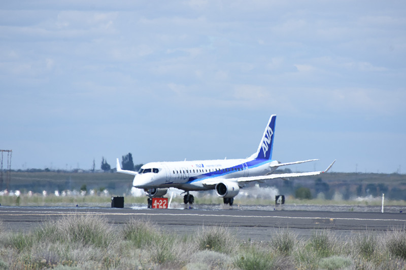 披露した1回目のタッチアンドゴー。この日もシアトルはよい天気で、滑走路は陽炎で揺らいで見える