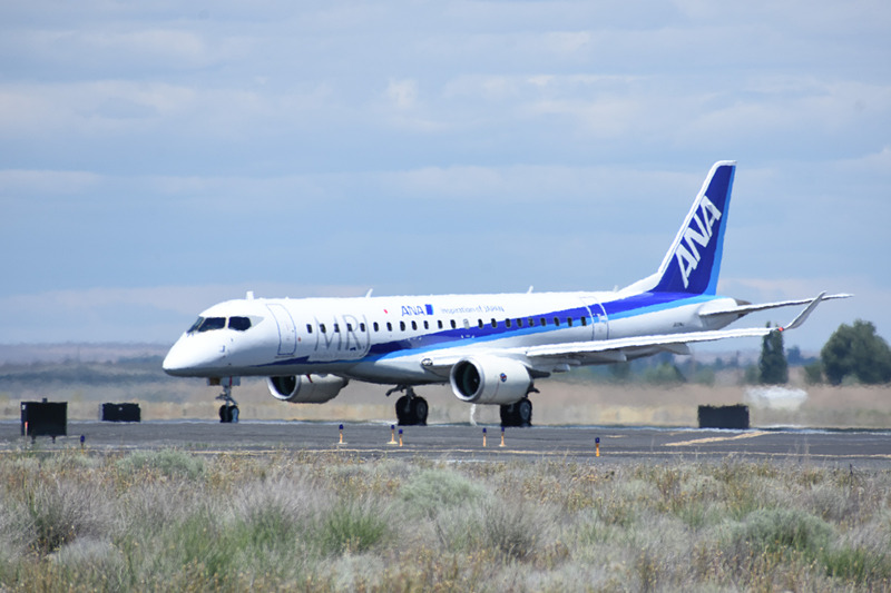 披露した1回目のタッチアンドゴー。この日もシアトルはよい天気で、滑走路は陽炎で揺らいで見える